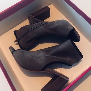 Gorgeous peep toe shoes